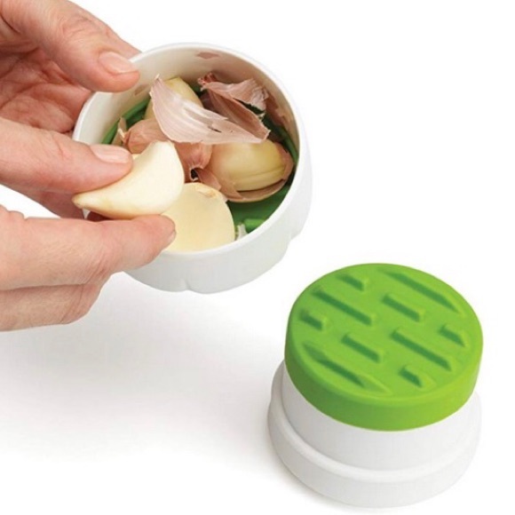 LP Chef'n Twist & Peel Garlic Peeler | Peels Multiple Cloves at One Time - Picture 2 of 7